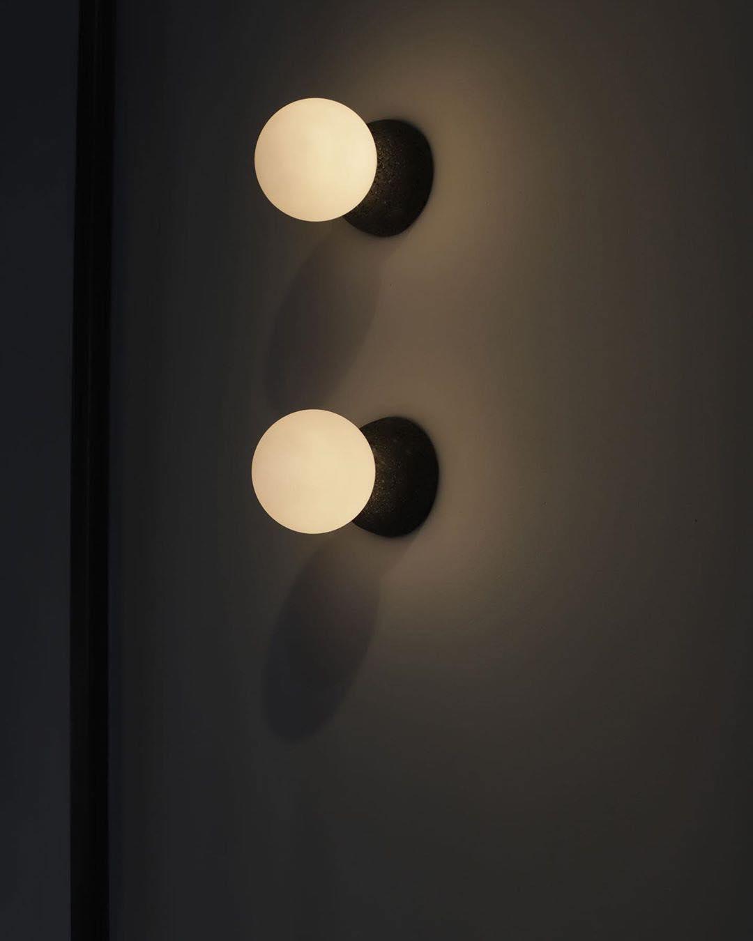 Eirinise wandlamp van beton en melkglas