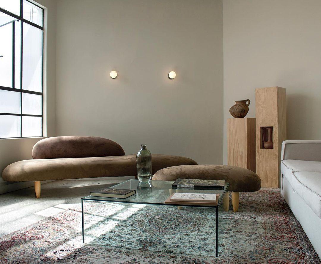 Eirinise wandlamp van beton en melkglas