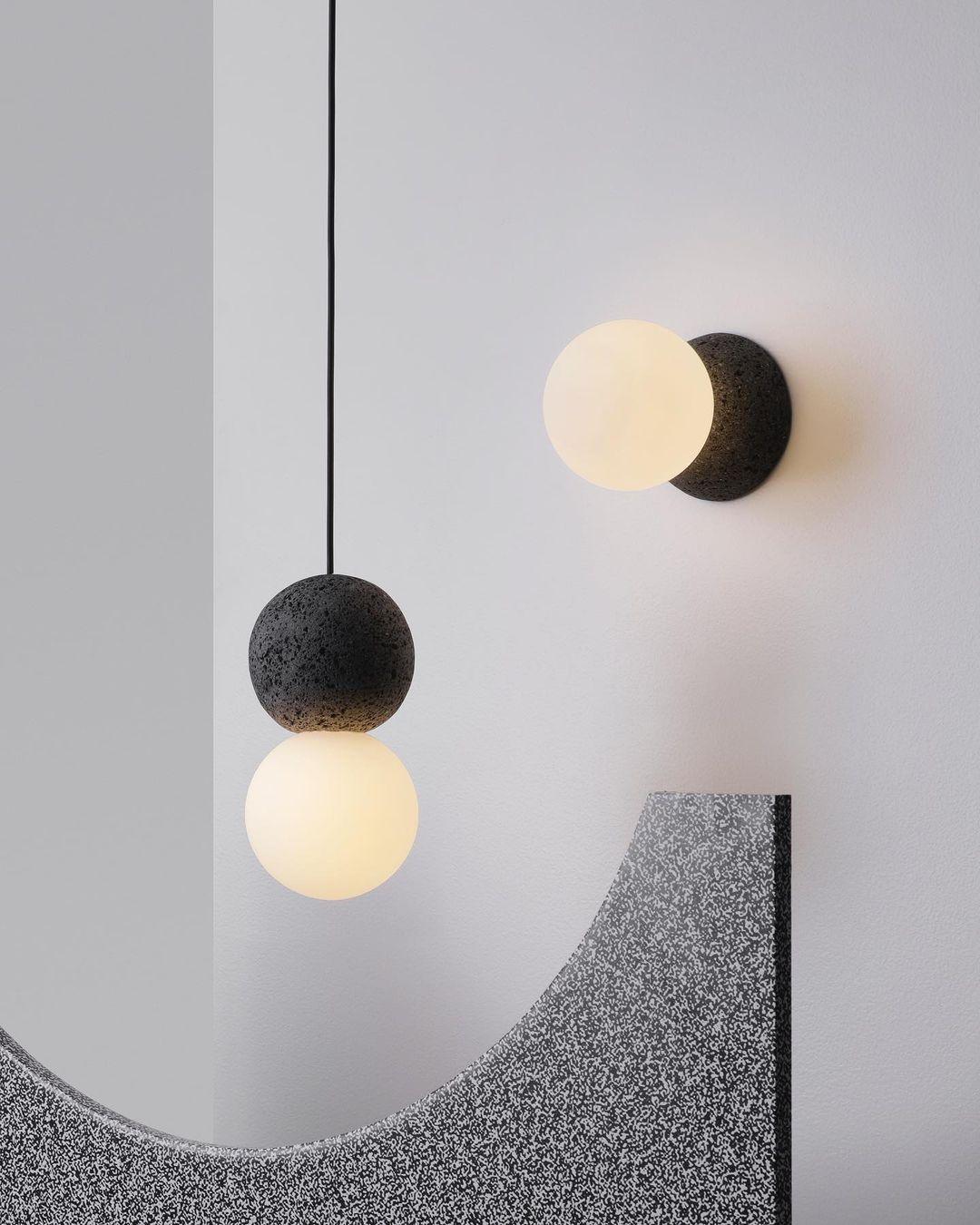Eirinise wandlamp van beton en melkglas