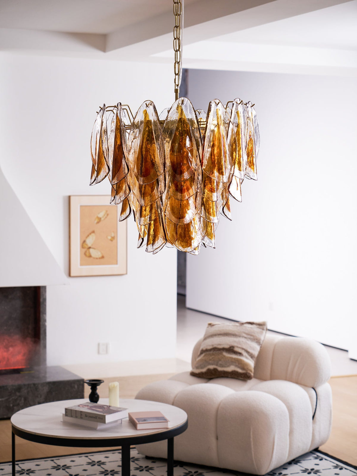Lioraora kroonluchter met gelaagde amberkleurige bladvormige glasplaten voor organische warmte