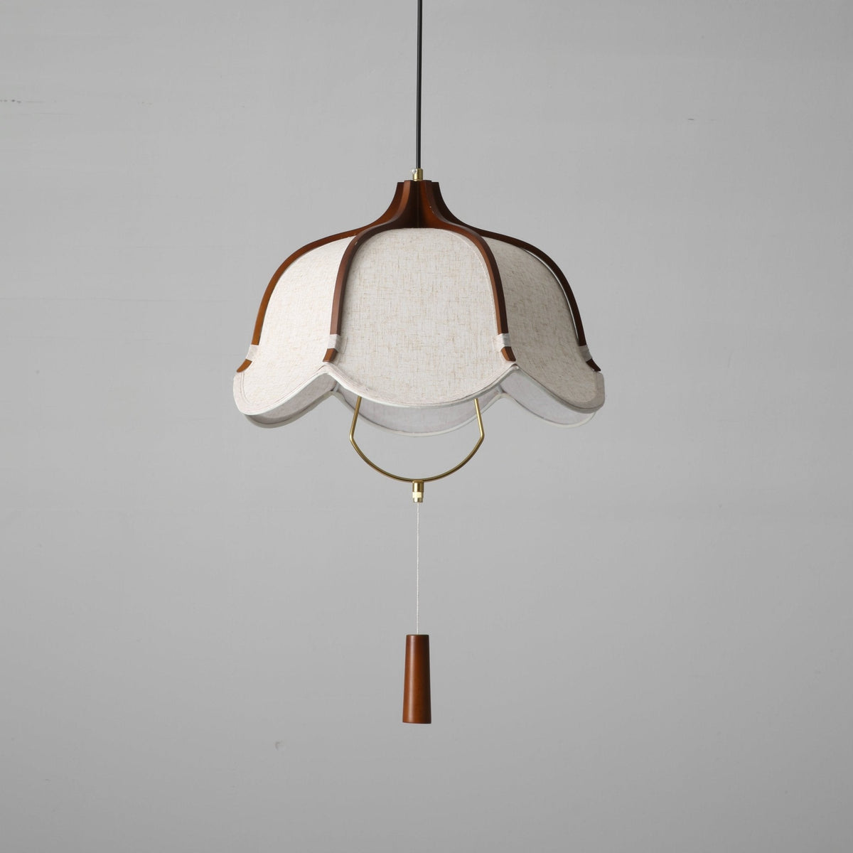 Serisia moderne hanglamp met textielkap en walnoothout
