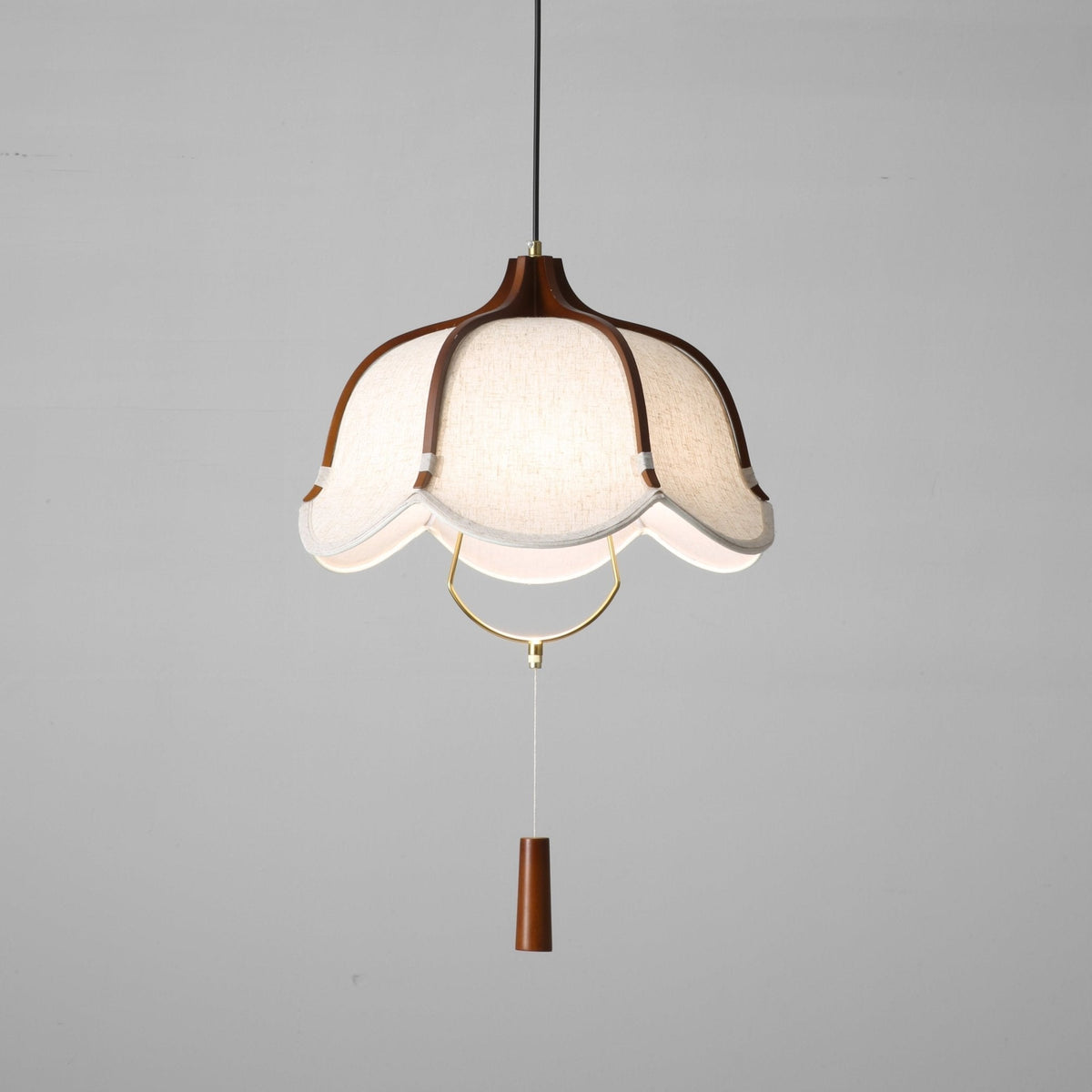 Serisia moderne hanglamp met textielkap en walnoothout