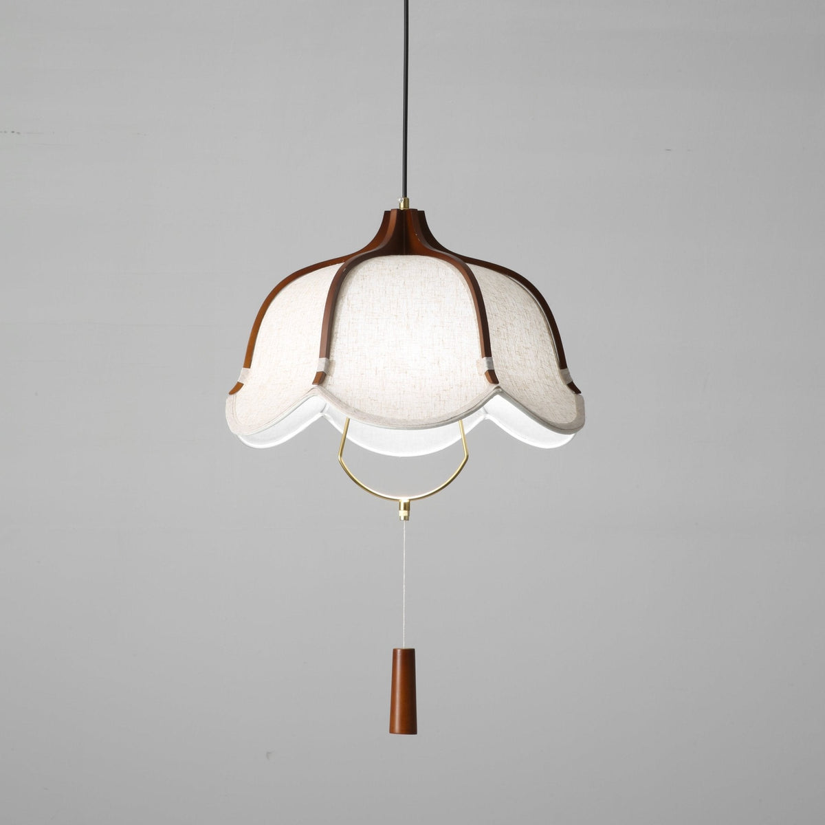 Serisia moderne hanglamp met textielkap en walnoothout