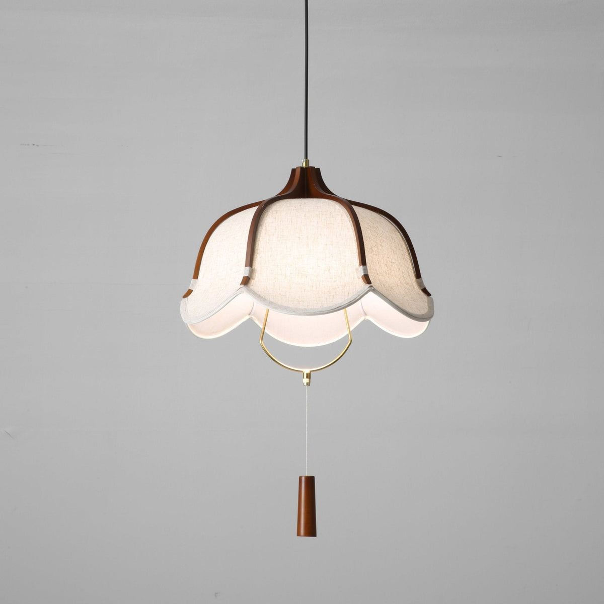 Serisia moderne hanglamp met textielkap en walnoothout