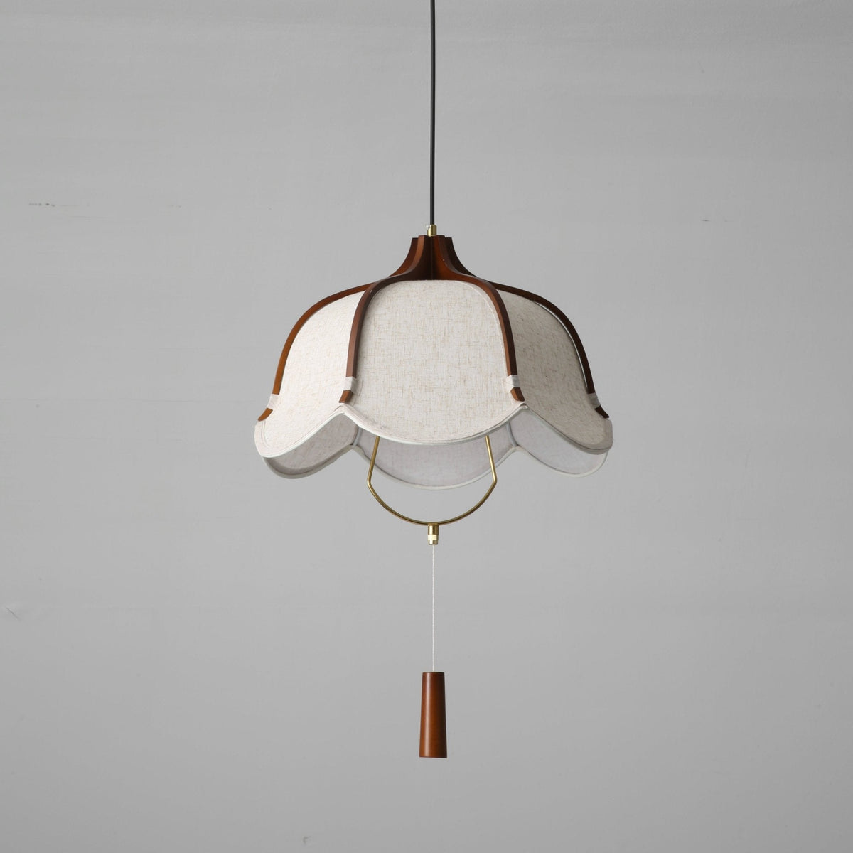 Serisia moderne hanglamp met textielkap en walnoothout