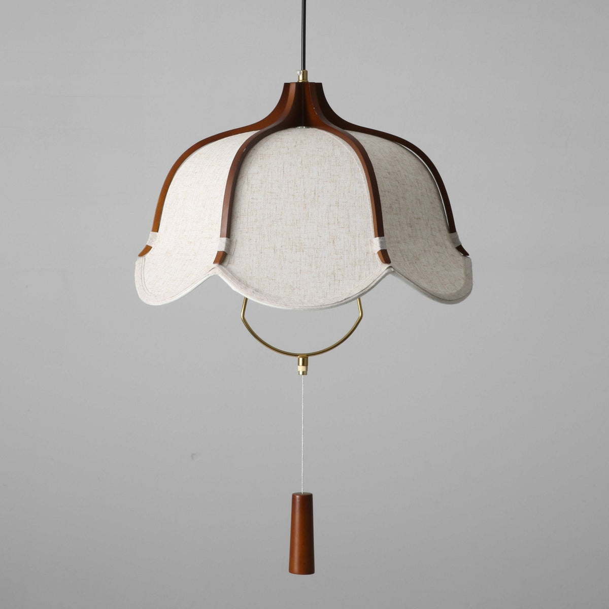 Serisia moderne hanglamp met textielkap en walnoothout