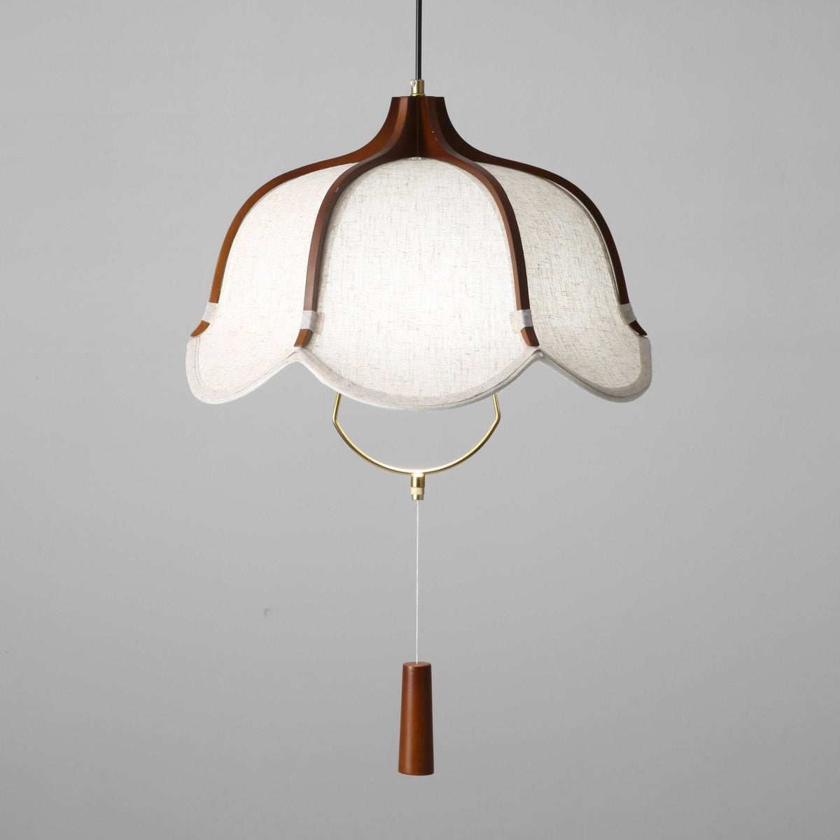 Serisia moderne hanglamp met textielkap en walnoothout