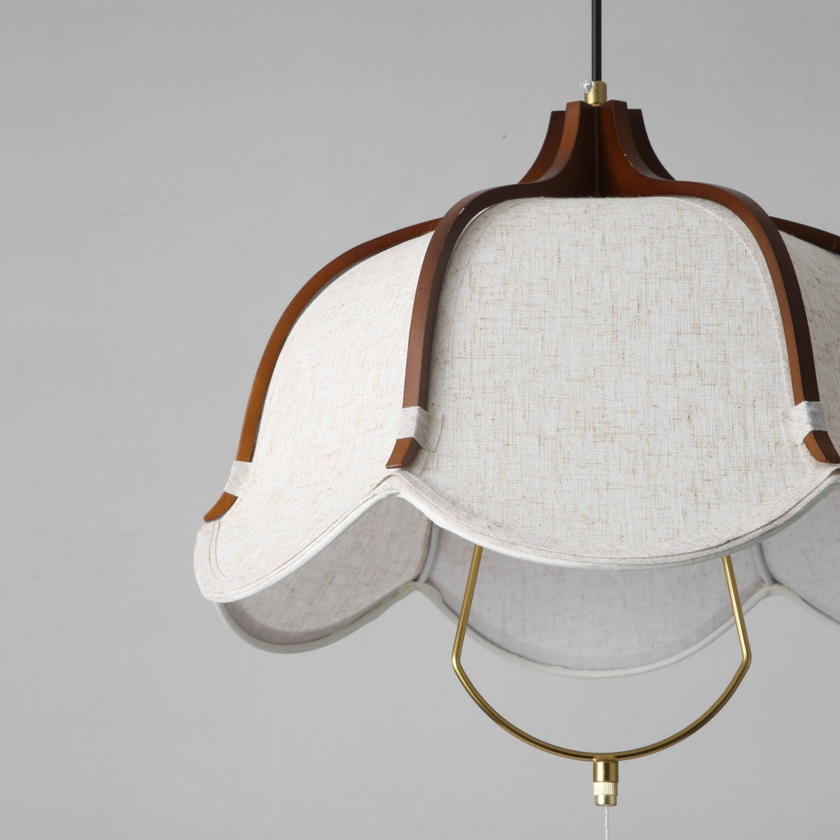 Serisia moderne hanglamp met textielkap en walnoothout