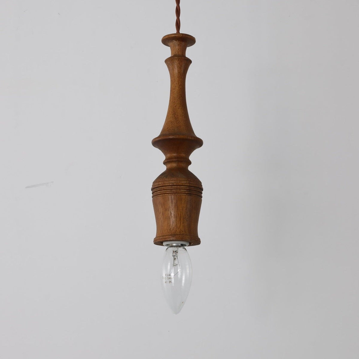 Tessira hanglamp van walnoothout met industriële stijl
