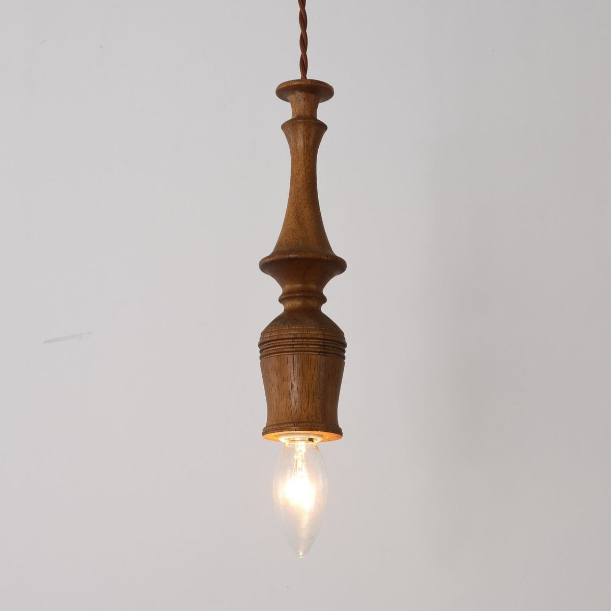 Tessira hanglamp van walnoothout met industriële stijl