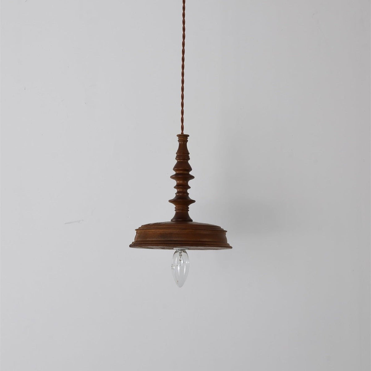 Tessira hanglamp van walnoothout met industriële stijl
