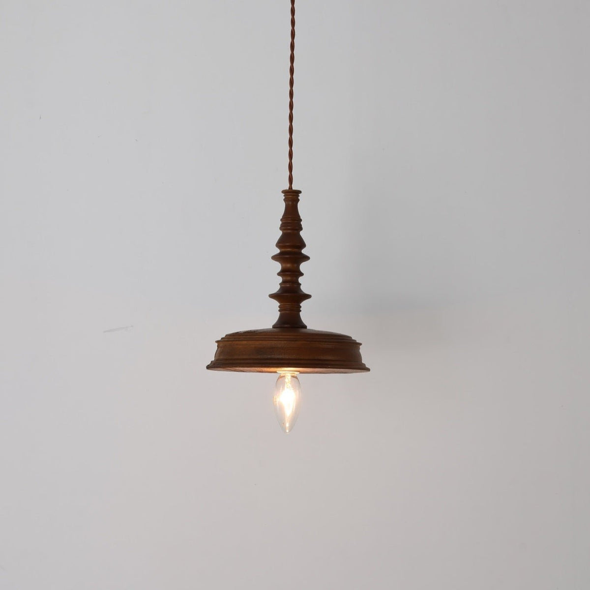 Tessira hanglamp van walnoothout met industriële stijl