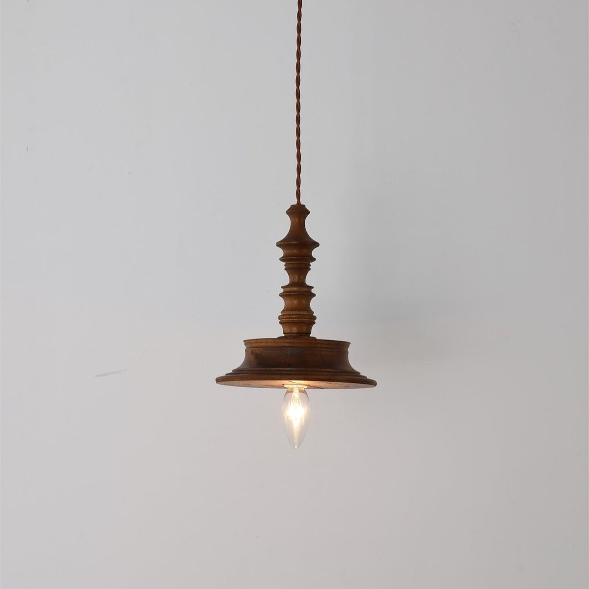 Tessira hanglamp van walnoothout met industriële stijl