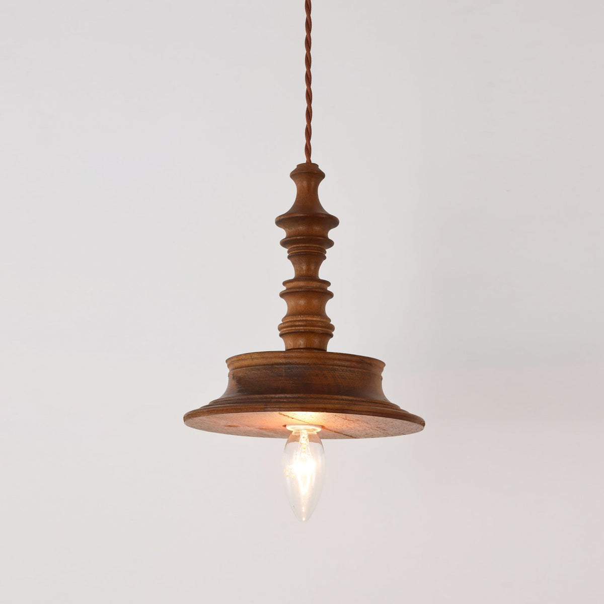 Teriinise hanglamp van walnoothout