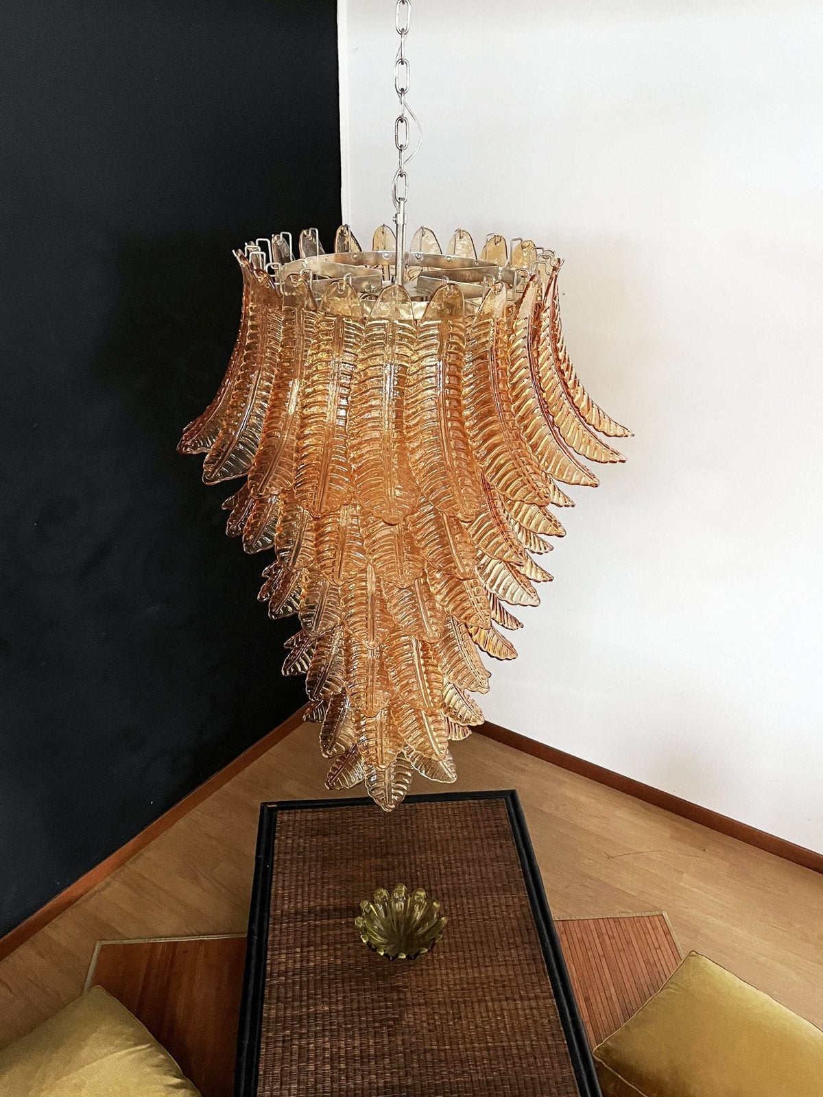 Celielle kroonluchter van amberkleurig glas met bladeren, gelaagd statement kunstwerk