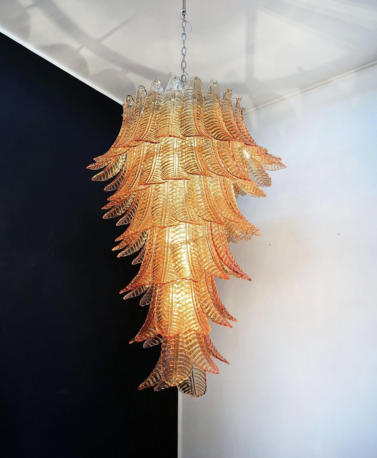 Celielle kroonluchter van amberkleurig glas met bladeren, gelaagd statement kunstwerk