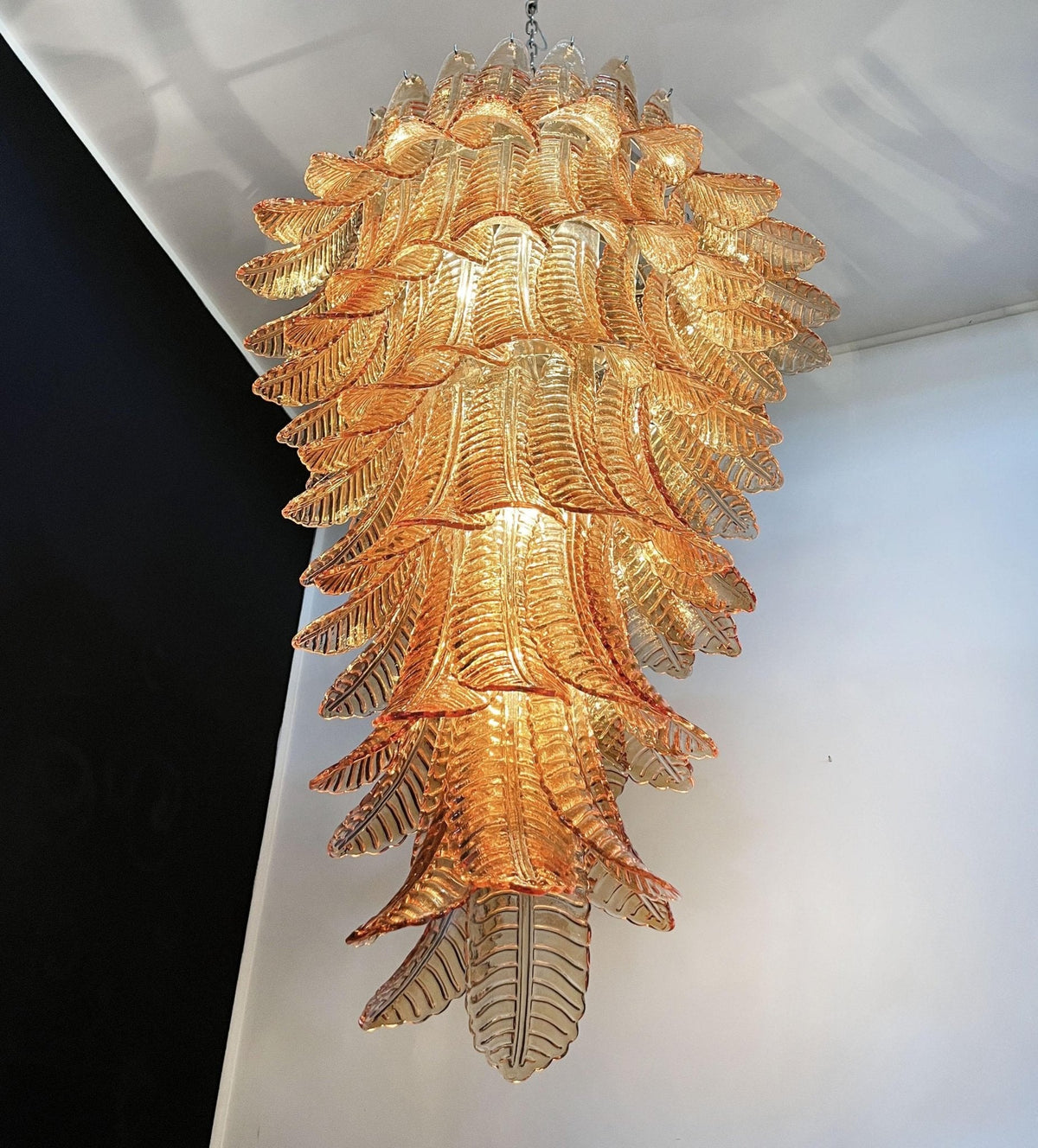 Celielle kroonluchter van amberkleurig glas met bladeren, gelaagd statement kunstwerk