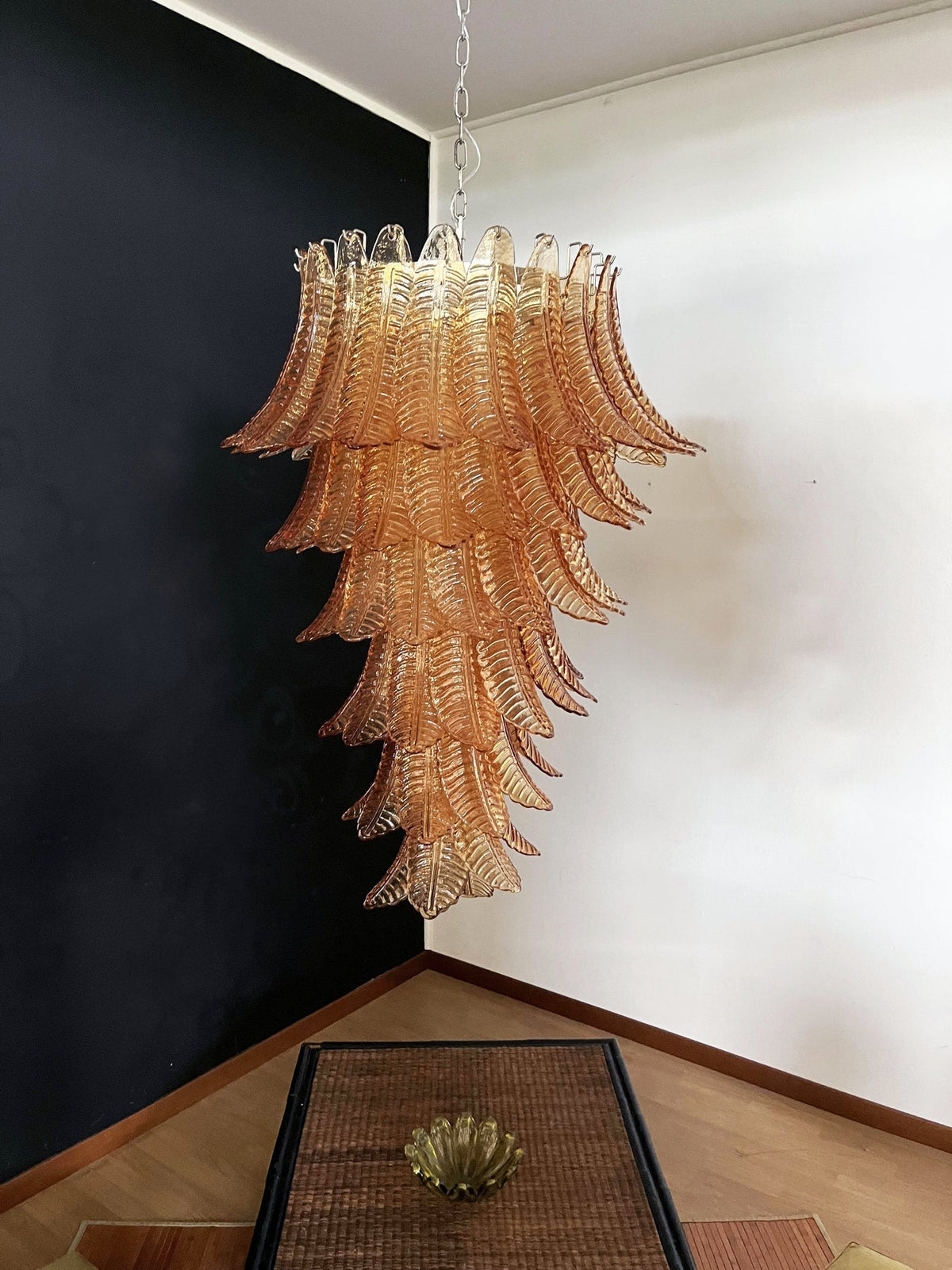 Celielle kroonluchter van amberkleurig glas met bladeren, gelaagd statement kunstwerk