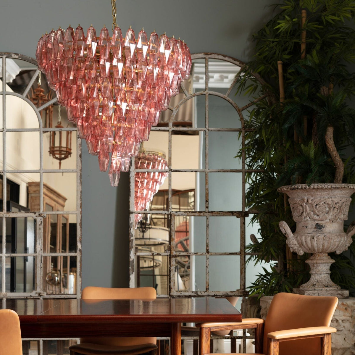 Eirenora Kroonluchter met Lagen van Roze Facettig glas in Vintage Stijl