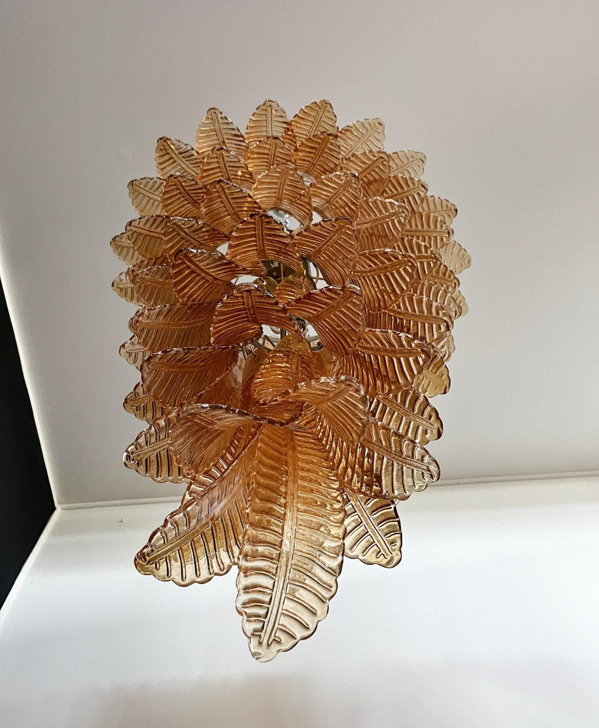 Celielle kroonluchter van amberkleurig glas met bladeren, gelaagd statement kunstwerk