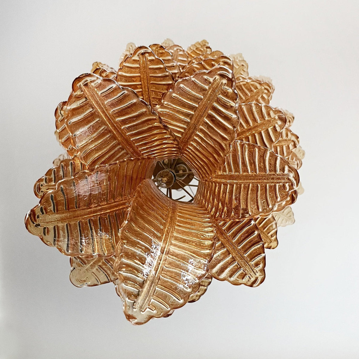 Celielle kroonluchter van amberkleurig glas met bladeren, gelaagd statement kunstwerk