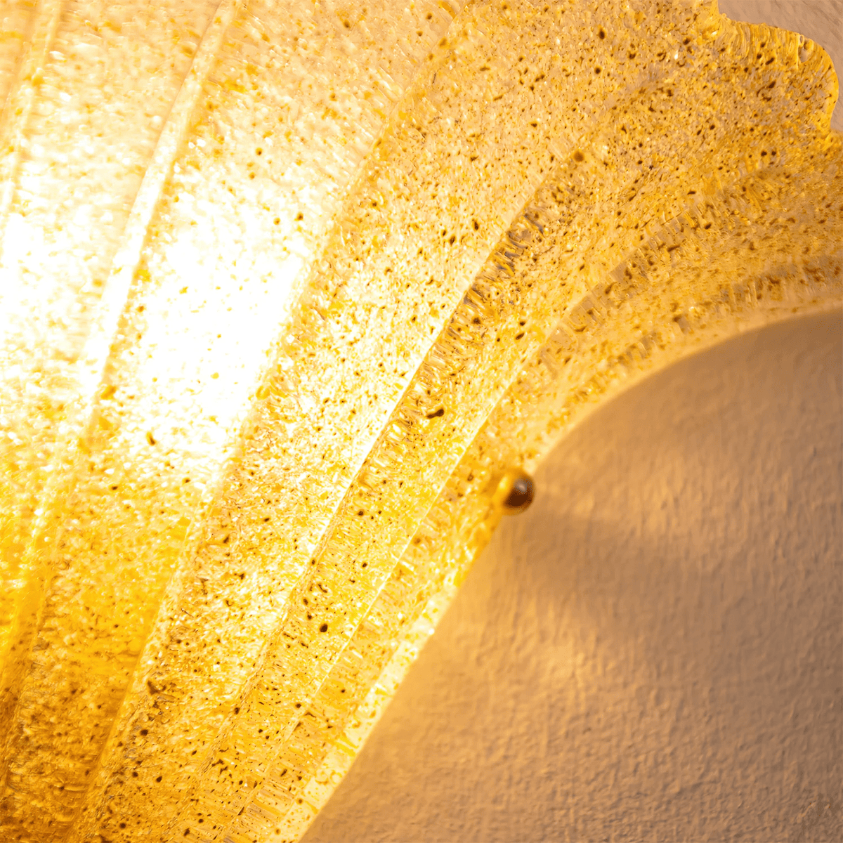 Celoeria wandlamp van glas met scallop rand textuurglas elegant