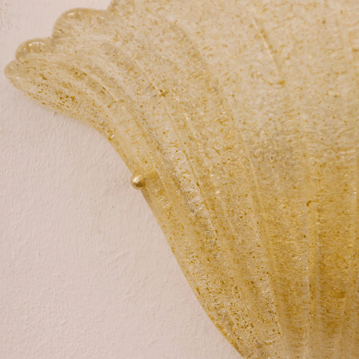 Celoeria wandlamp van glas met scallop rand textuurglas elegant