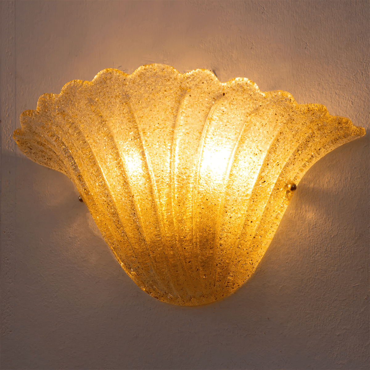 Celoeria wandlamp van glas met scallop rand textuurglas elegant