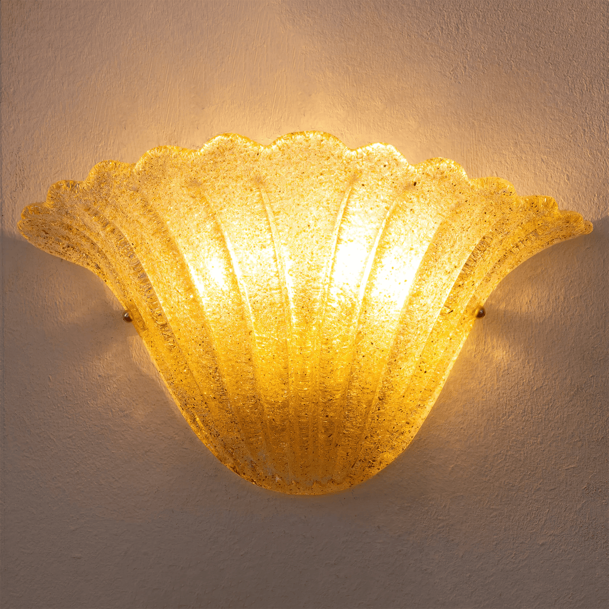 Celoeria wandlamp van glas met scallop rand textuurglas elegant