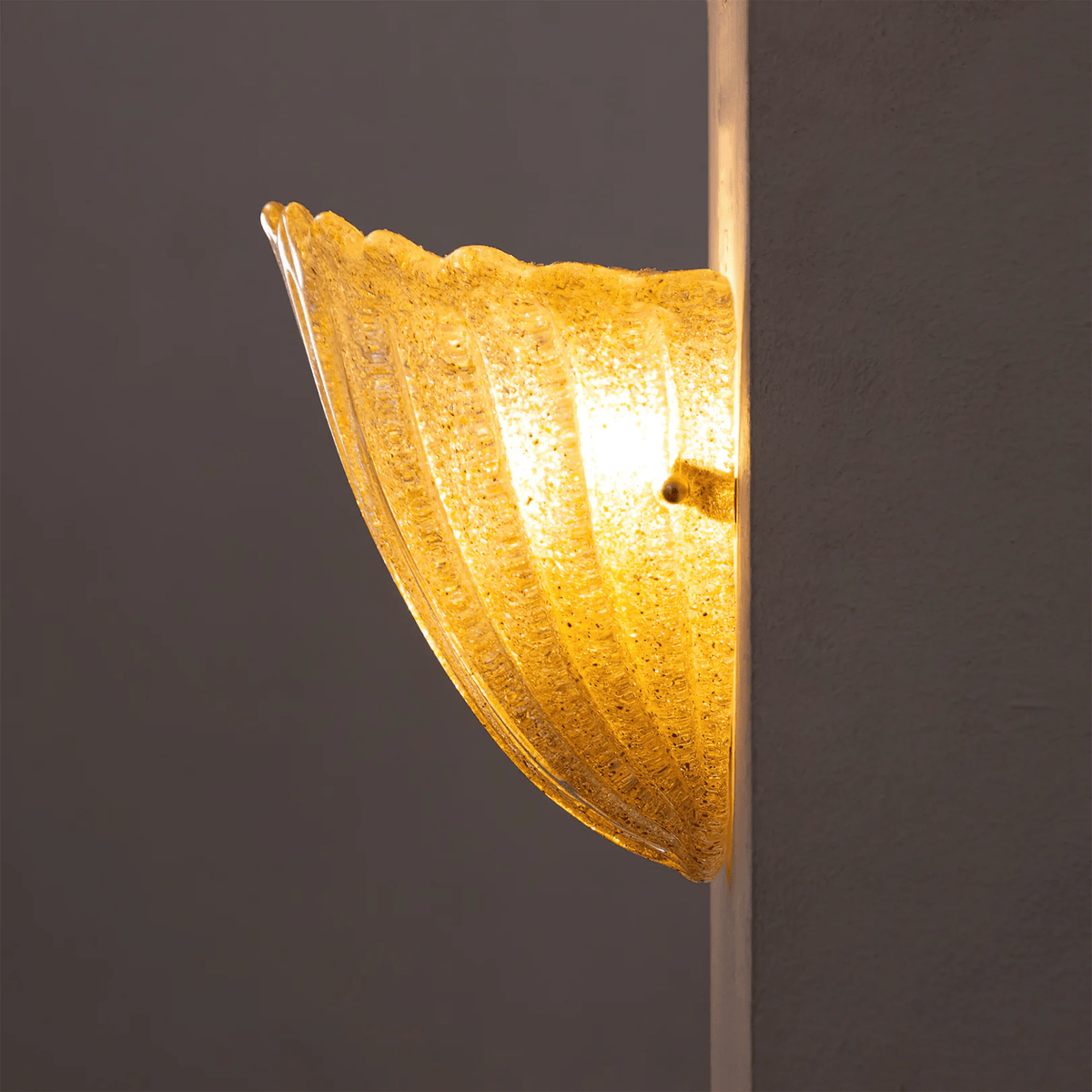 Celoeria wandlamp van glas met scallop rand textuurglas elegant