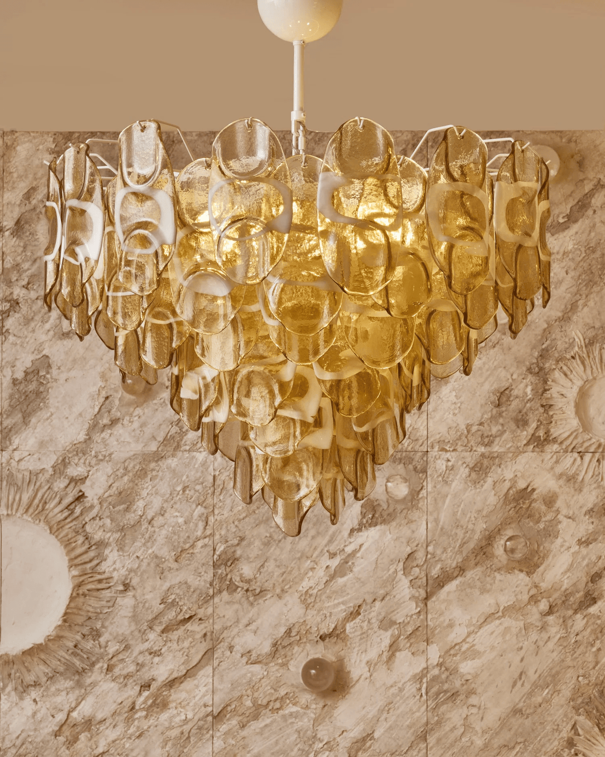 Celuora kroonluchter met gelaagde amberkleurige Murano-glas ovaalvormige druppels