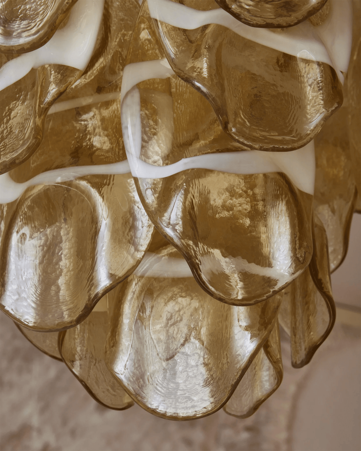 Celuora kroonluchter met gelaagde amberkleurige Murano-glas ovaalvormige druppels