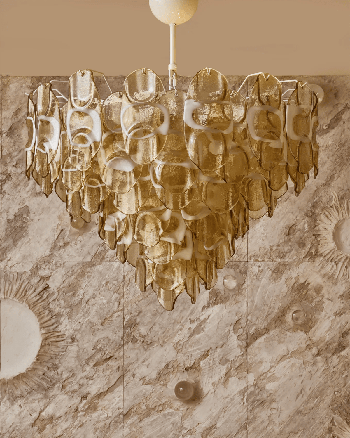Celuora kroonluchter met gelaagde amberkleurige Murano-glas ovaalvormige druppels
