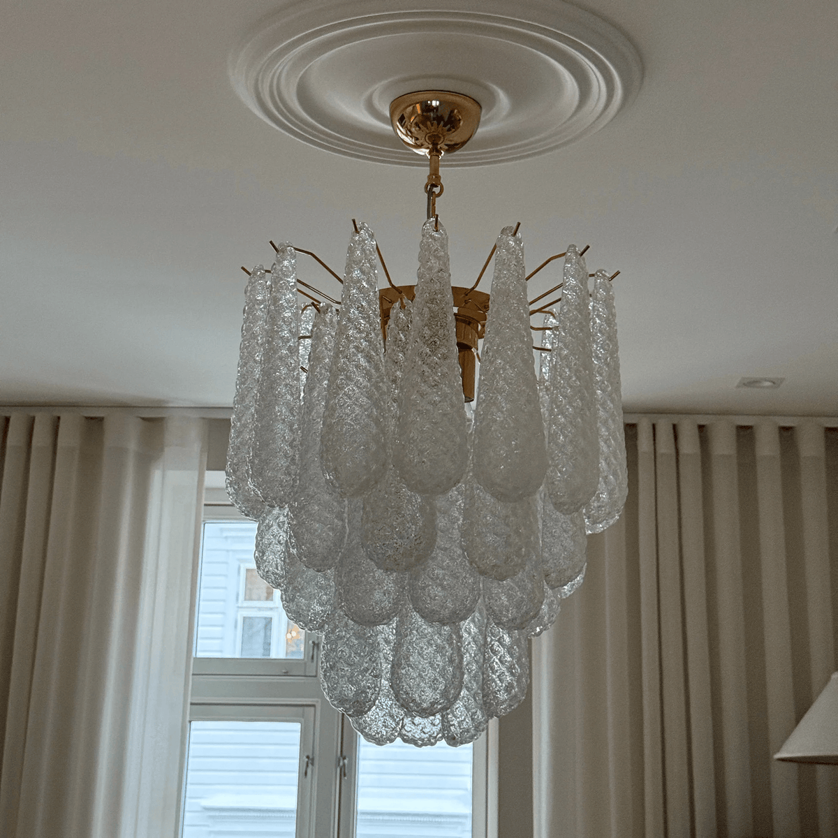 Velivena kroonluchter Murano-glasdruppels mat traanvorm goudkleurige afwerking