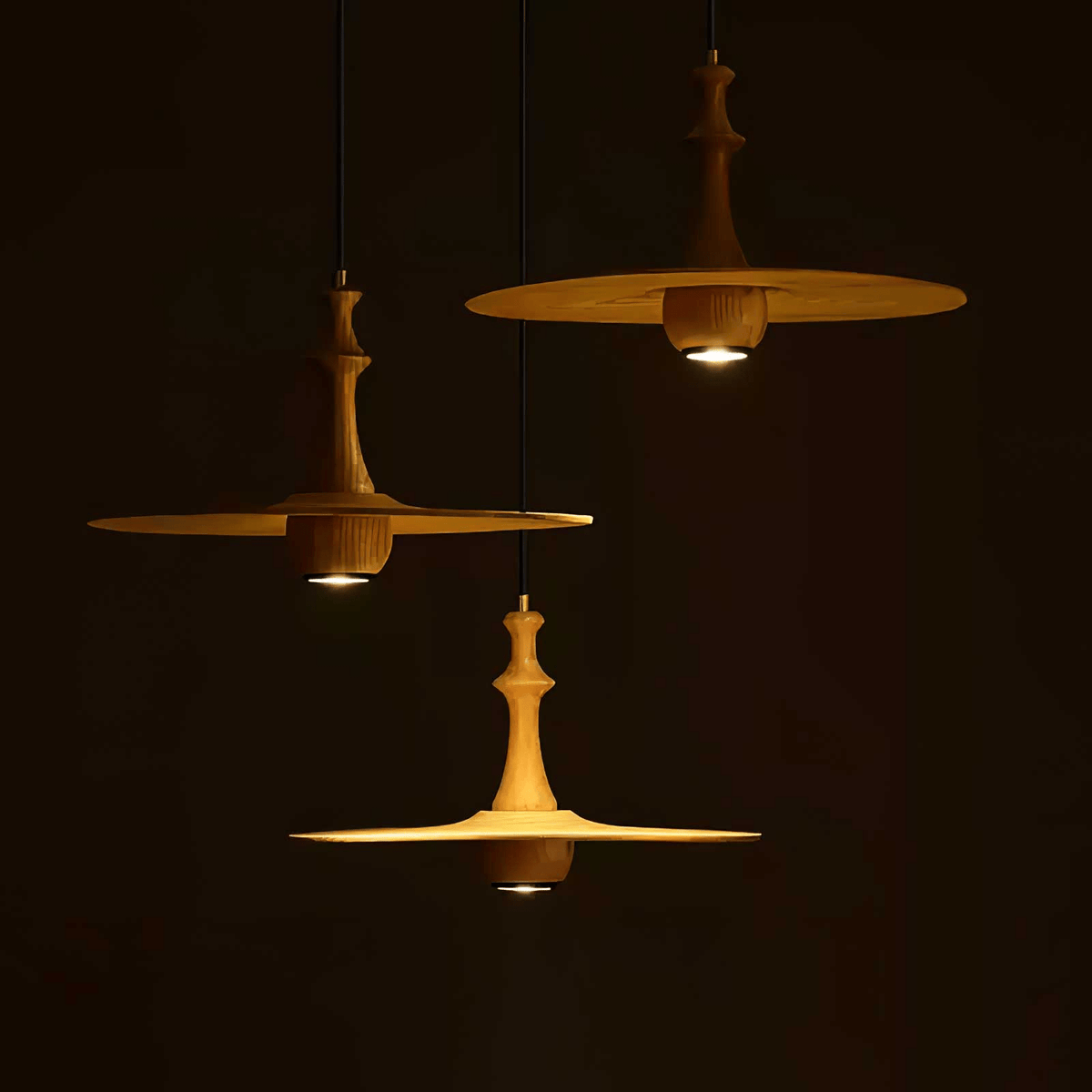 Spindle houten hanglamp met draaiend ontwerp