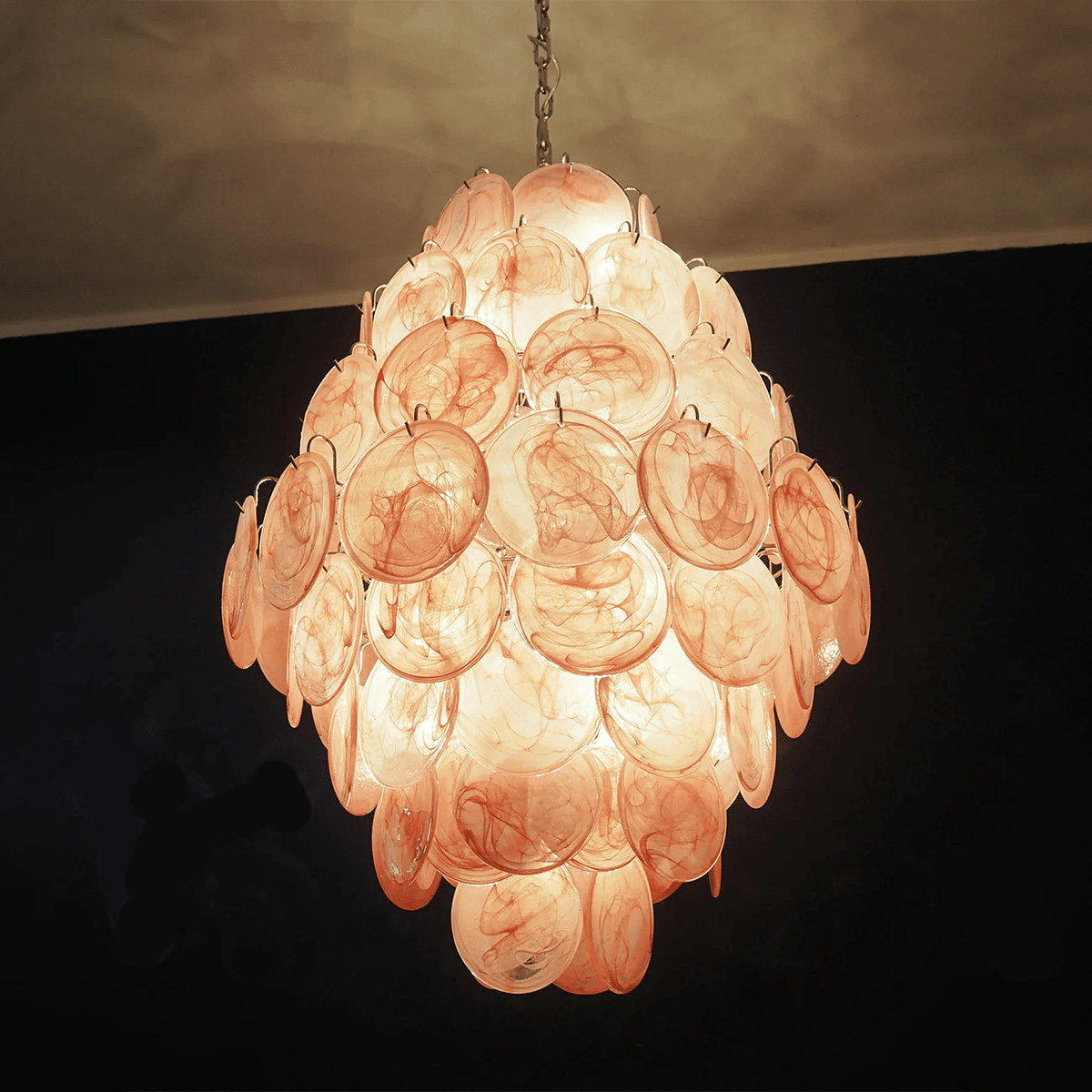 Eirarine kroonluchter met handgemaakte roze Murano-glasplaten