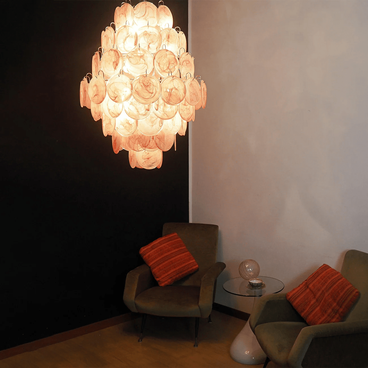 Eirarine kroonluchter met handgemaakte roze Murano-glasplaten