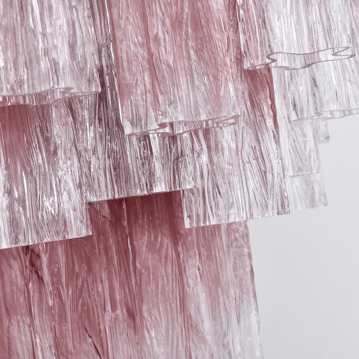 Veluora kroonluchter met roze-naar-kleureloos gradient Murano-glas in lagen