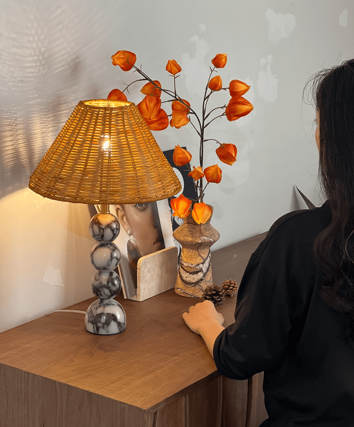 Canarora tafellamp met marmeren bol en rotan kap