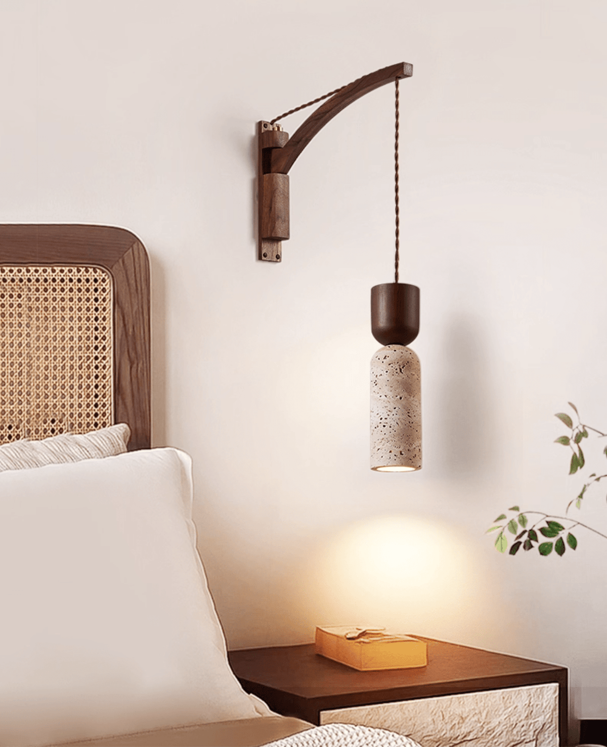Lestemore wandlamp met walnootarmatuur en gele travertin kap