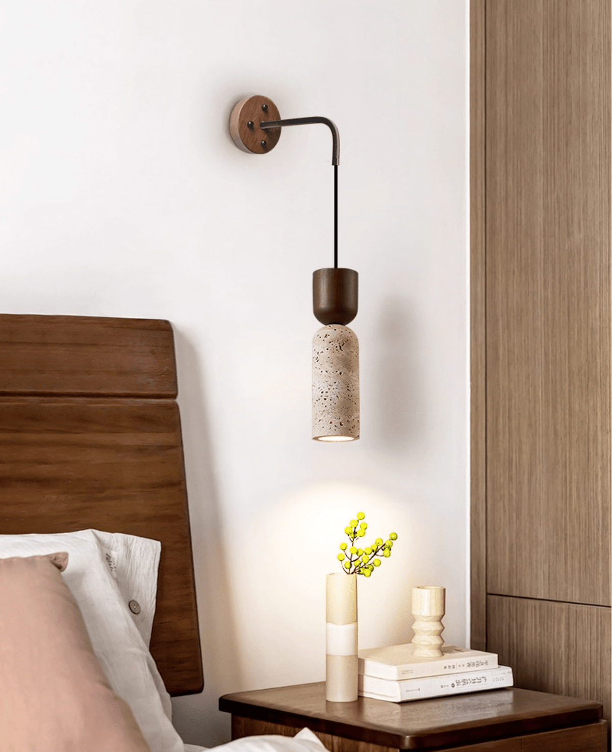 Lestemore wandlamp met walnootarmatuur en gele travertin kap