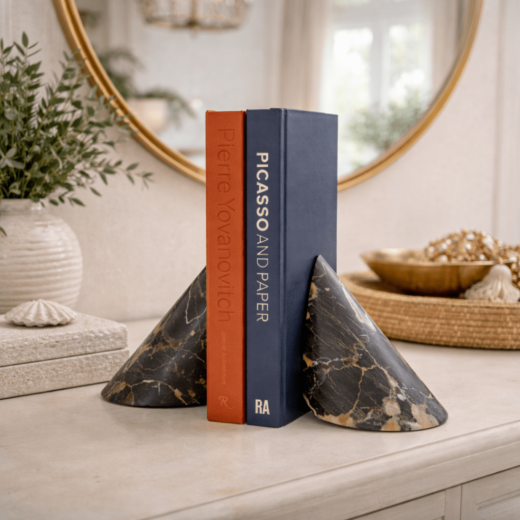 Bastion gebeeldhouwde marmeren boekensteunen