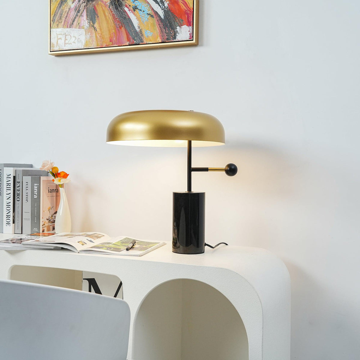 Vovena tafellamp met marmeren details