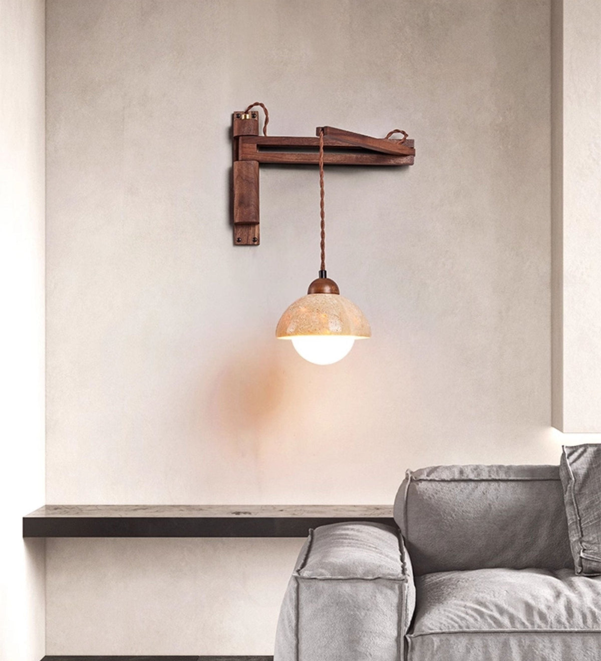 Arboren aanpasbare wandlamp met walnootkleurige draaibaar arm en geel travertin kap