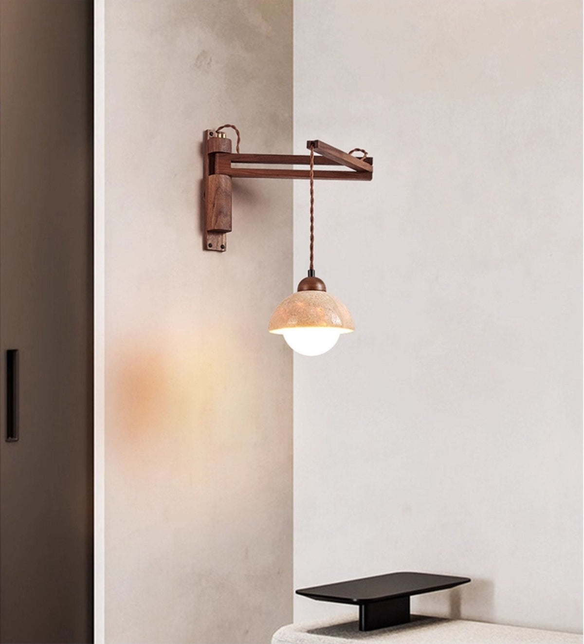 Arboren aanpasbare wandlamp met walnootkleurige draaibaar arm en geel travertin kap
