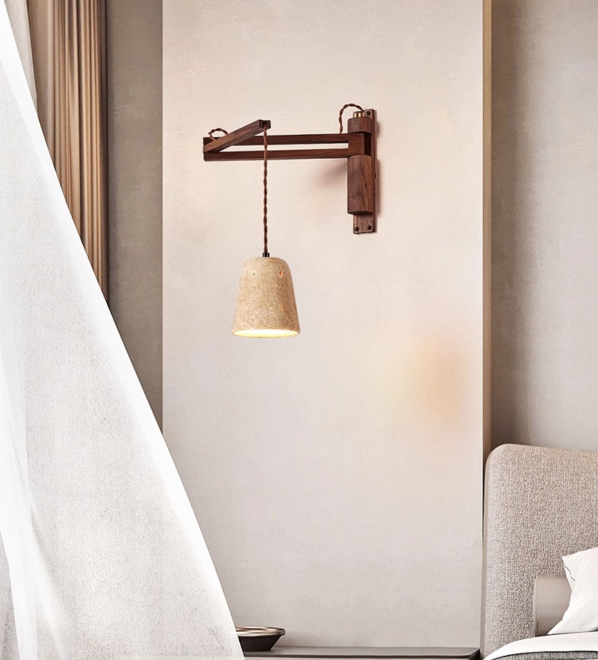 Arboren aanpasbare wandlamp met walnootkleurige draaibaar arm en geel travertin kap