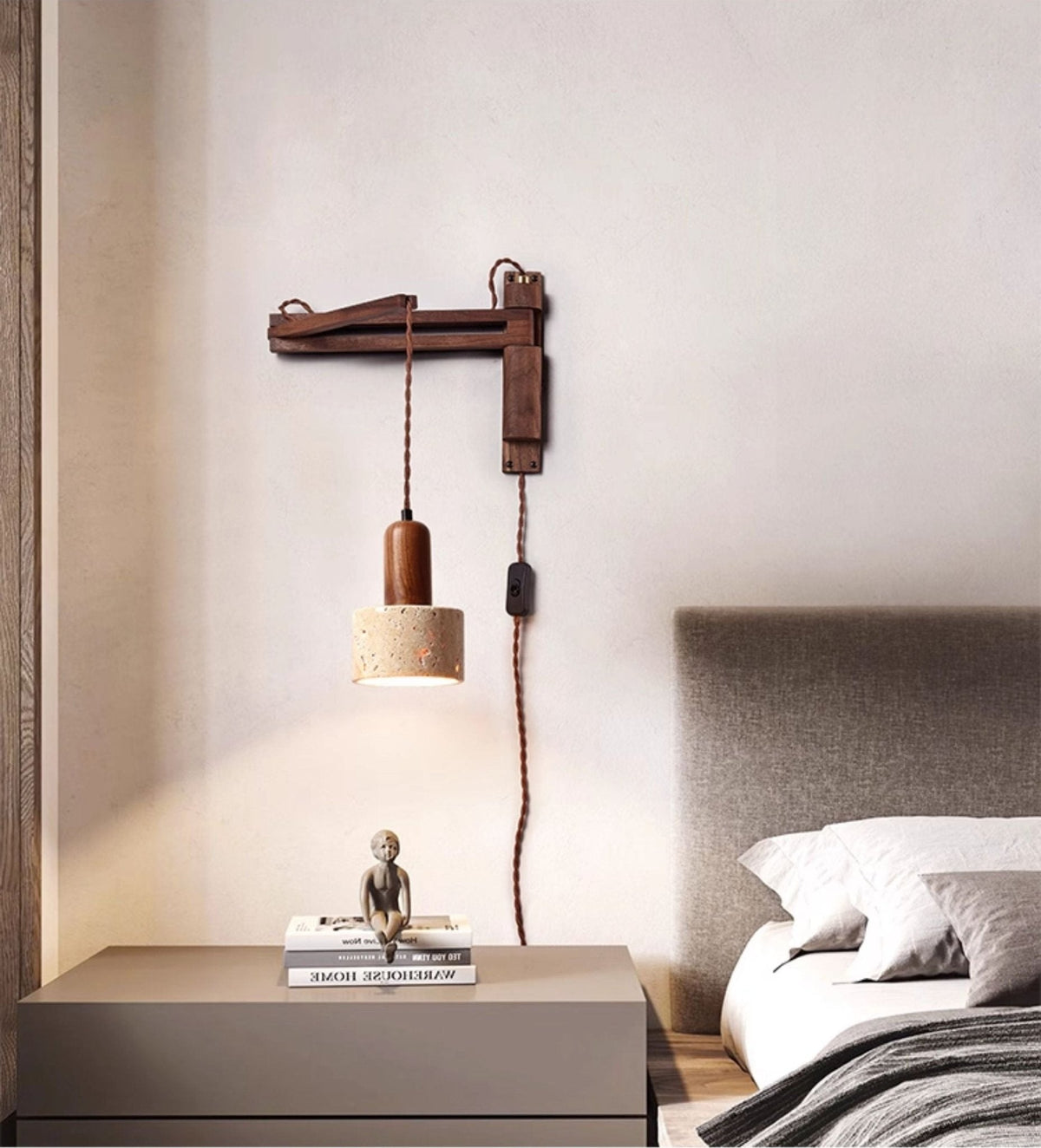 Arboren aanpasbare wandlamp met walnootkleurige draaibaar arm en geel travertin kap