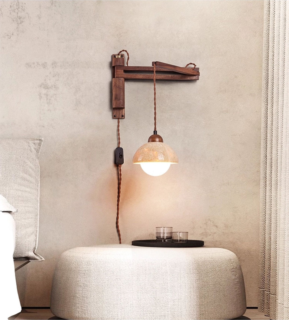 Arboren aanpasbare wandlamp met walnootkleurige draaibaar arm en geel travertin kap