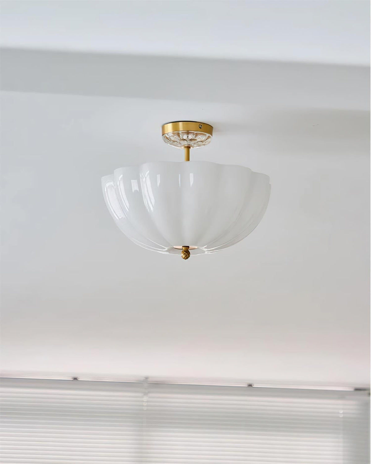 Cava plafondlamp van messing en glas met elegante bloemblaadjesilhouet modern