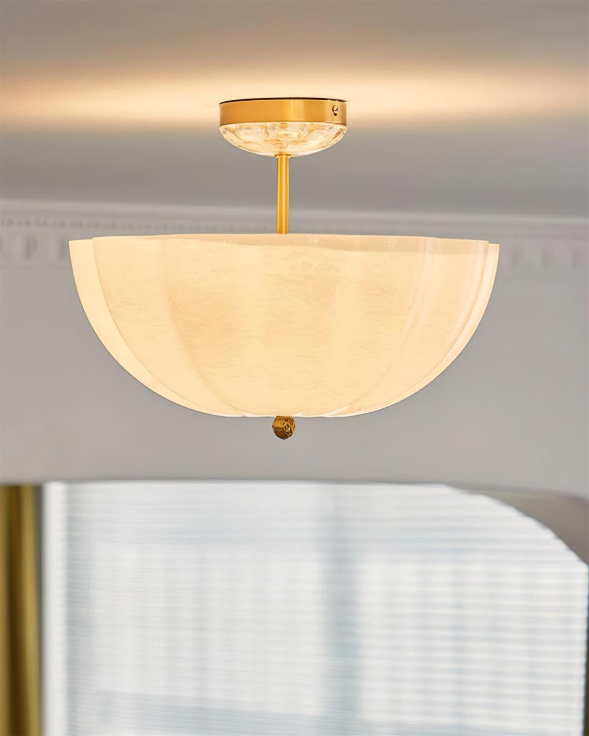 Cava plafondlamp van messing en glas met elegante bloemblaadjesilhouet modern